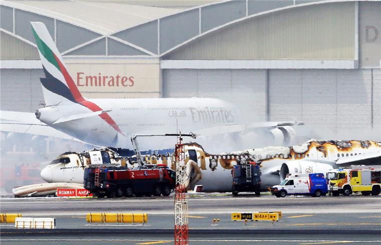 Die in Dubai notgelandete Boeing 777 ist durch das Feuer schwer beschädigt worden. 