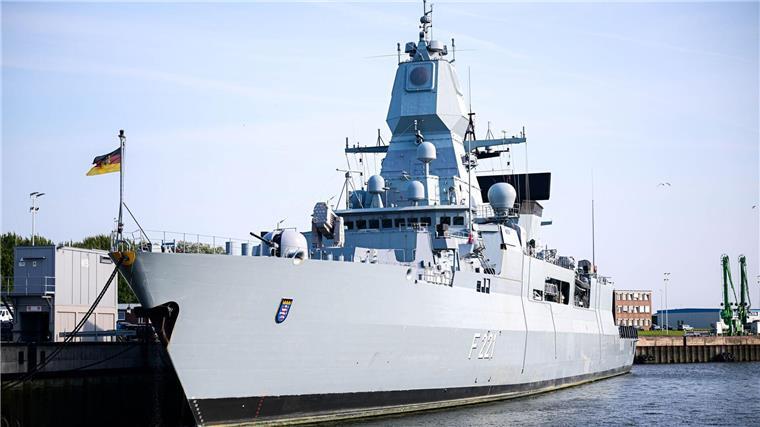 Fregatten bekommen modernere Ortungssysteme Die in Wilhelmshaven stationierte Fregatte „Hessen“ wird wie ihre Schwesterschiffe „Sachsen“ und „Hamburg“ in den kommenden Jahren mit einem moderneren Ortungssystem ausgestattet, mit dem unter anderem Radarwellen in einem großen Umkreis sichtbar gemacht werden können. (Archivfoto)