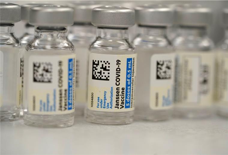 Immer mehr Engpässe bei Impfstoff-Bestandteilen Ampullen des Impfstoffes des US-Pharmakonzerns Johnson & Johnson stehen in der Apotheke des National Jewish Hospitals.