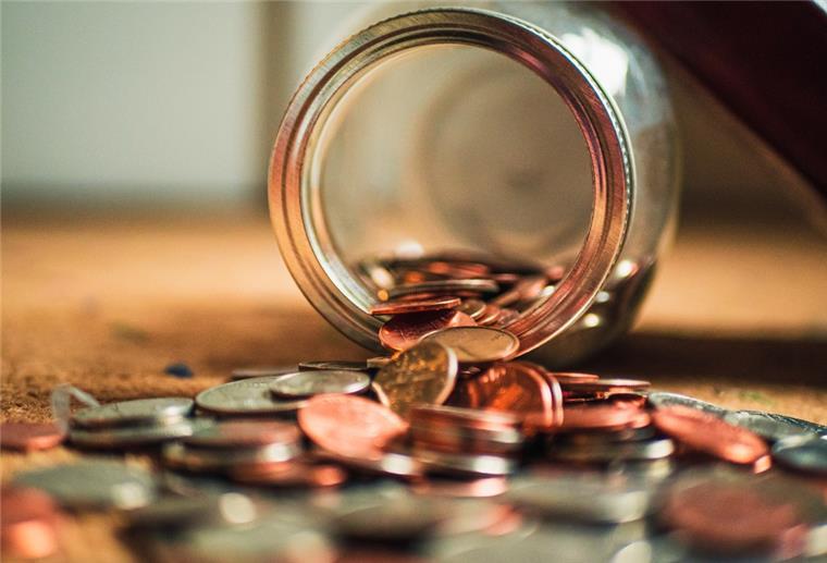 Wie ihr mit Ersparnissen während der Inflation umgehen solltet Die Inflation liegt auf einem Rekordhoch. Auch die mühsam erarbeiteten Finanzpolster auf dem Konto verlieren an Wert.
