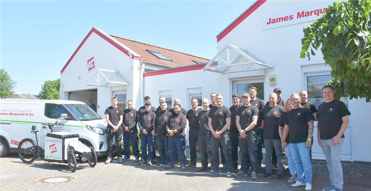 Bremerhaven: James Marquardt & Co. feiert 80. Geburtstag Team von der Firma James Marquardt & Co.