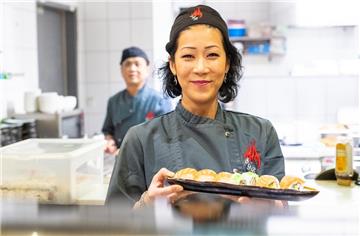 Die Inhaberin des "Sushi Grill & Bar", Lina Ma, wird online zur Hygiene ihres Betriebs angefragt. 