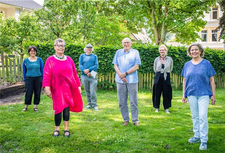Die Initiative Stadtglück (hintn v.l.): Stephanie Klotz, Jochen Hertrampf und Felke Schloßhauer haben die Gewinner des Schreibwettbewerbs zur Innenstadt gekürt (vorne, v.l.): Irene Ullrich-Leimbach, Wolfgang Tuttlies-Kolberg und Barbara Laue.