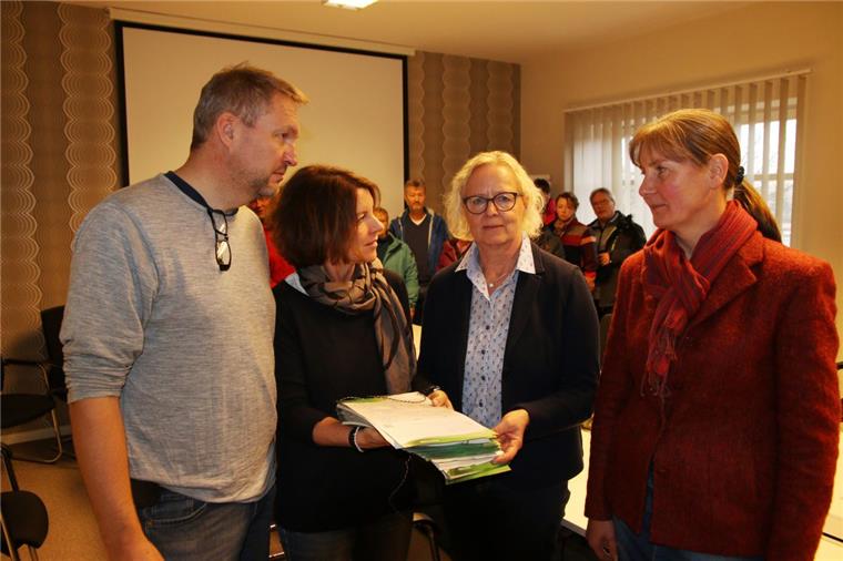 Unterschriftenlisten gegen hohe Häuser in Burhave überreicht Die Initiatoren der Online-Petition Dirk Lankenau und Ulrike Dräger (von links) überreichen das Schriftstück an Bürgermeisterin Ina Korter und Gemeinderatsvorsitzende Uta Meiners (FDP).