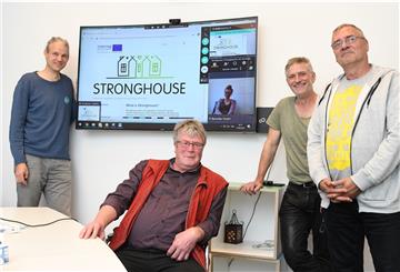Die Initiatoren des Stronghouse-Projektes in Bremerhaven (von links): Felix Liebig (Wunderwerft), Michael Runge (Förderwerk), per Video Vivien Breitrück (Universität Vechta), Till Scherzinger (Klimastadtbüro) und Per Fehse (Förderwerk). 