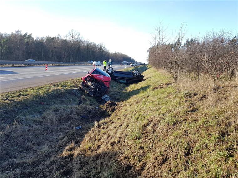 Unfall auf der A1: Fahrzeuge überschlagen sich Die Insassen der beiden Fahrzeuge trugen beim Unfall lediglich leichte Verletzungen davon.