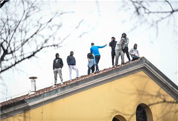 Die Insassen des San-Vittore-Gefängnis in Mailand rebellieren auf Grund der Maßnahmen gegen die Verbreitung des Coronavirus.