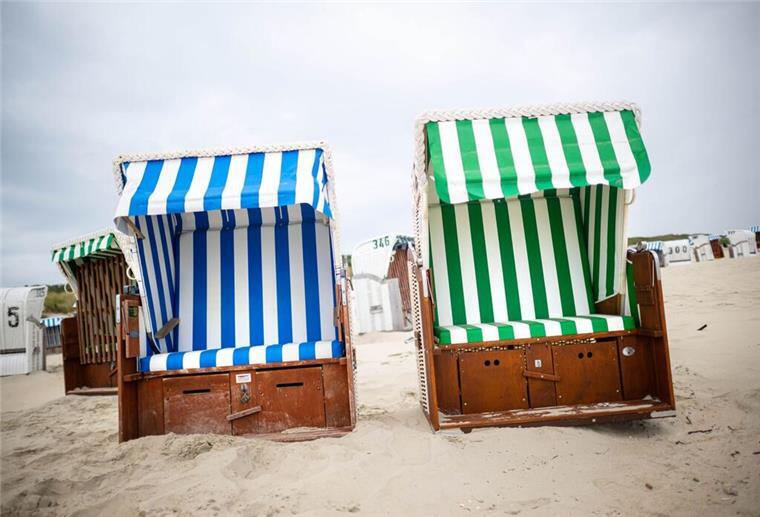 Klinik-Abfall am Strand: Dieser Strandkorb soll die Umwelt retten Ein nachhaltiger „Grüner Strandkorb“ (r) neben einem herkömmlichen Modell am Badestrand der ostfriesischen Insel Spiekeroog
