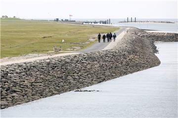 Die Insel Neuwerk wird wieder müllfrei. Der angesammelte Müll der letzten zwei Monate soll bis Ende nächster Woche mit einem Ersatzschiff nach und nach von der Insel verschwinden.