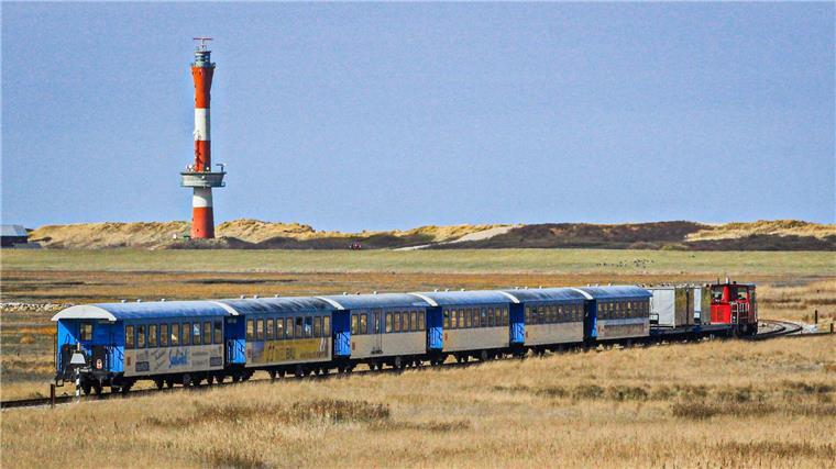 Die Inselbahn fährt über die Salzwiesen von Wangeroog: Der Bürgermeisterposten auf Wangerooge ist seit Herbst 2023 unbesetzt. (Archivbild)