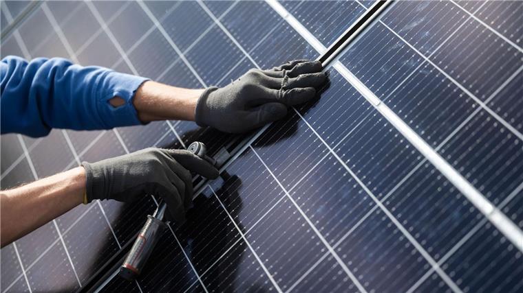 Größte Photovoltaik-Anlage auf einem Dach geht in Betrieb Die Installation einer PV-Anlage wird fachmännisch geprüft.