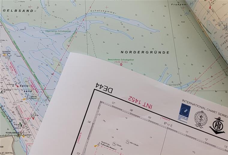Digitale Seekarten sorgen für effizientere Navigation auf Nord- und Ostsee Die Internationale Karte DE44: Das Bundesamt für Seeschifffahrt und Hydrographie (BSH) hat diese in Kooperation mit dem United Kingdom Hydrographic Office (UKHO, Pendant zum BSH in England) bearbeitet und aktualisiert. Es sind große Flächen des Flachwasserbereiches (0-5 Meter) zu sehen, die wieder mit Informationen (etwa Tiefenzahlen) im Gegensatz zur vorherigen Ausgabe angereichert sind.