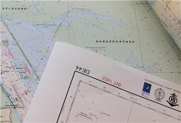Die Internationale Karte DE44: Das Bundesamt für Seeschifffahrt und Hydrographie (BSH) hat diese in Kooperation mit dem United Kingdom Hydrographic Office (UKHO, Pendant zum BSH in England) bearbeitet und aktualisiert. Es sind große Flächen des Flachwasserbereiches (0-5 Meter) zu sehen, die wieder mit Informationen (etwa Tiefenzahlen) im Gegensatz zur vorherigen Ausgabe angereichert sind. 
