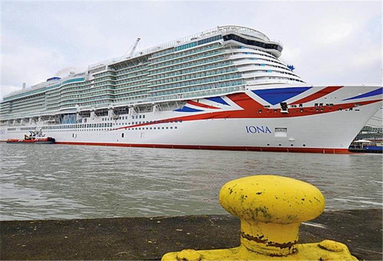 Corona: Meyer Werft zieht Überführung der „Iona“ vor Die "Iona" an der Ausrüstungskaje der Meyer Werft.