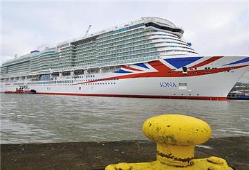 Die "Iona" an der Ausrüstungskaje der Meyer Werft.