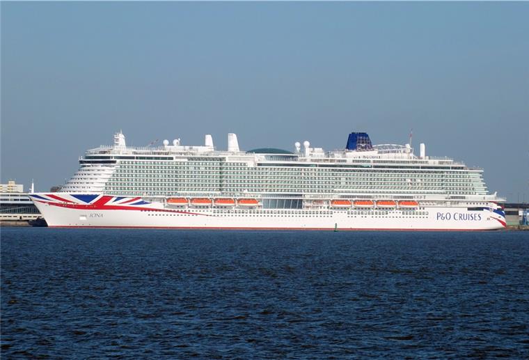 Keine Kreuzfahrten bei P&O bis Mitte Oktober Kreuzfahrtschiff-Neubau "Iona" der Meyer-Werft zur Ausrüstung in Bremerhaven
