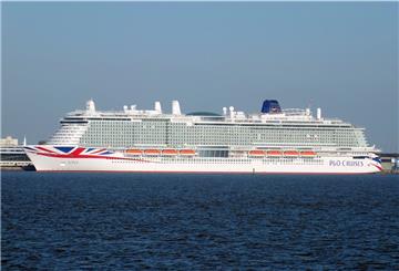 Kreuzfahrtschiff-Neubau "Iona" der Meyer-Werft zur Ausrüstung in Bremerhaven