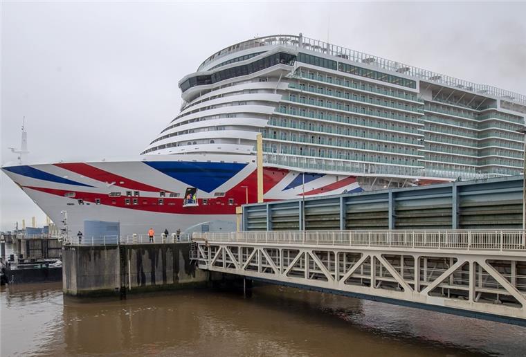 Kreuzfahrtschiff „Iona“ meistert schmale Ems Die „Iona“ passiert das Emssperrwerk.