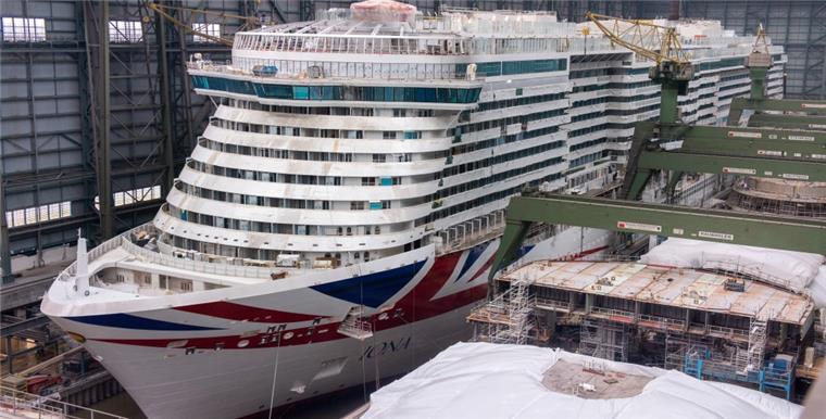 Bremerhaven: Neubau der Meyer Werft kommt im April Die "Iona" soll nachts aus der Dockhalle gezogen werden