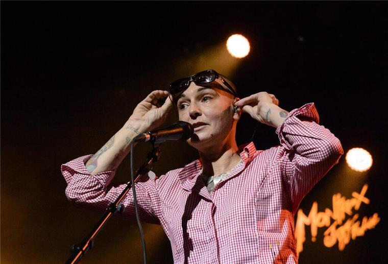 Sinéad O‘Connor wurde tot in Londoner Zuhause entdeckt Die irische Sängerin Sinead O'Connor tritt auf der Bühne des Akvarium Klubs auf. +++ dpa-Bildfunk +++