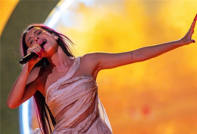 ESC-Finale unter Sicherheitsvorkehrungen Die israelische ESC-Teilnehmerin Eden Golan muss aus Sicherheitsgründen eng von Personal begleitet werden.