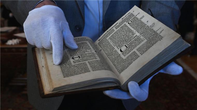 500 Jahre altes Buch nach Jahrzehnten wieder in Tschechien Die italienische Denkmalschutzbehörde zeigt eine Kopie des gestohlenen Buches aus dem frühen 16. Jahrhundert.