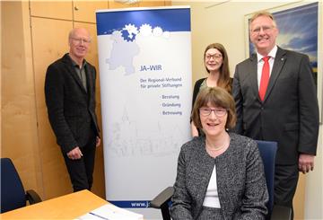 Die Jade-Wirtschaftsraum-Regionalstiftung mit (von links) Gerd Köhn (Vorstandsvorsitzender), Lina Welkschehold (Geschäftsführerin), Hilko Schütte (stellvertretender Vorstandsvorsitzender) und Ute Spohler (Mitarbeiterin in Nordenham) besteht seit 1998.
