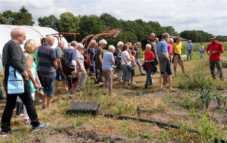Die jährlich stattfindenden Hofführungen bei Torsten Brunkhorst in Hatzte stoßen regelmäßig auf großes Interesse bei der Bevölkerung. Jetzt sucht der Gemüsegärtner Interessenten, die mit ihm eine Solidarische Landwirtschaft gründen möchten. 