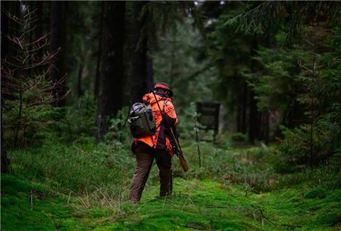 Die Jagd ist in. Immer mehr Frauen und Männer machen den Jagdschein. Um die 400.000 Jäger sollen hierzulande durch die Wälder streifen.