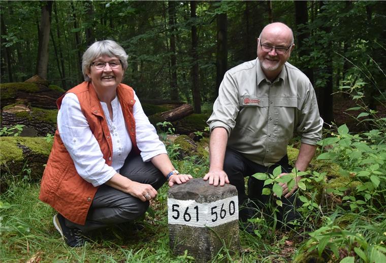 Jagensteine im Thörenwald haben wieder Farbe Das Foto zeigt Gästeführerin Erika Jaschinski und Knut Sierk, Pressesprecher der Niedersächsischen Landesforsten, vor dem Fünf-Kanten-Stein im Thörenwald.