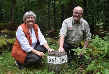 Das Foto zeigt Gästeführerin Erika Jaschinski und Knut Sierk, Pressesprecher der Niedersächsischen Landesforsten, vor dem Fünf-Kanten-Stein im Thörenwald. 