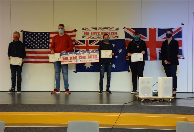 Zeven: Gesamtschüler zeigen tolle Leistungen bei „Big Challenge“ Fünf Menschen auf dem Podium mit Urkunden in der Hand.
