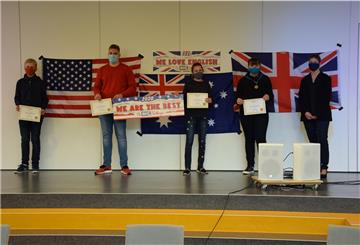 Fünf Menschen auf dem Podium mit Urkunden in der Hand.