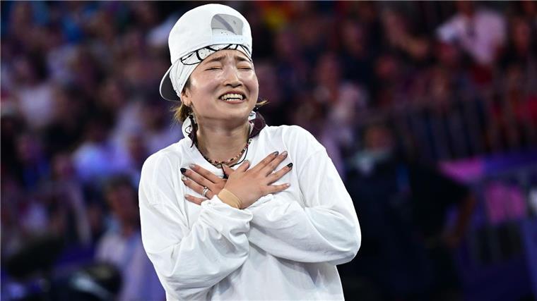 Afghanische Breakerin mit Botschaft für Frauenrechte Die Japanerin Ami ist erste Olympiasiegerin im Breaking.