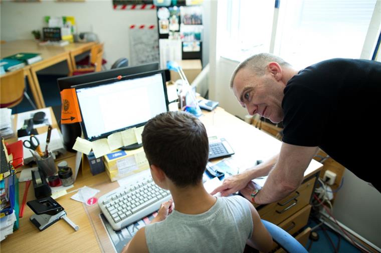 Jobpaten: Netzwerk will Pilotprojekt an Bremerhavener Schule starten Die Jobpaten sollen Schüler ab der siebten Klasse bis ins erste Ausbildungsjahr begleiten und ihnen mit Rat und Tat zur Seite stehen.