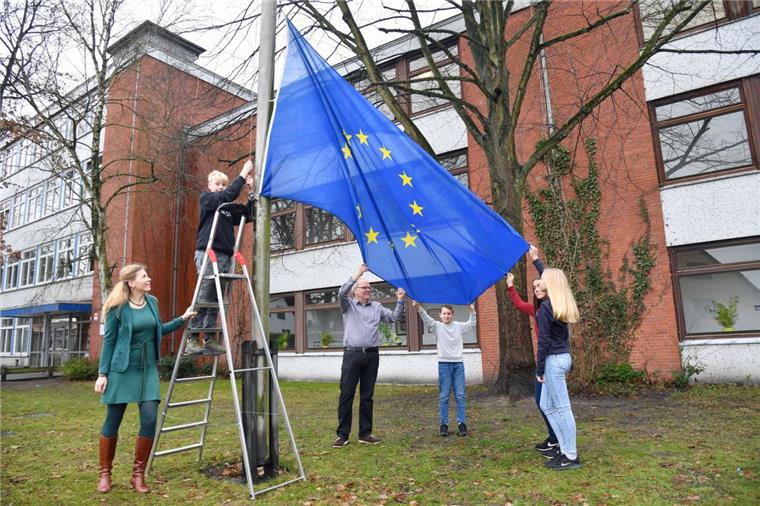 Die Johann-Gutenberg-Schule will Europa-Schule werden und hat schon mal die Europa-Flagge gehisst: (von links) Ute Laubner, Tede, Heiko Lehn, Oskar, Lisa-Marie und Isabel.