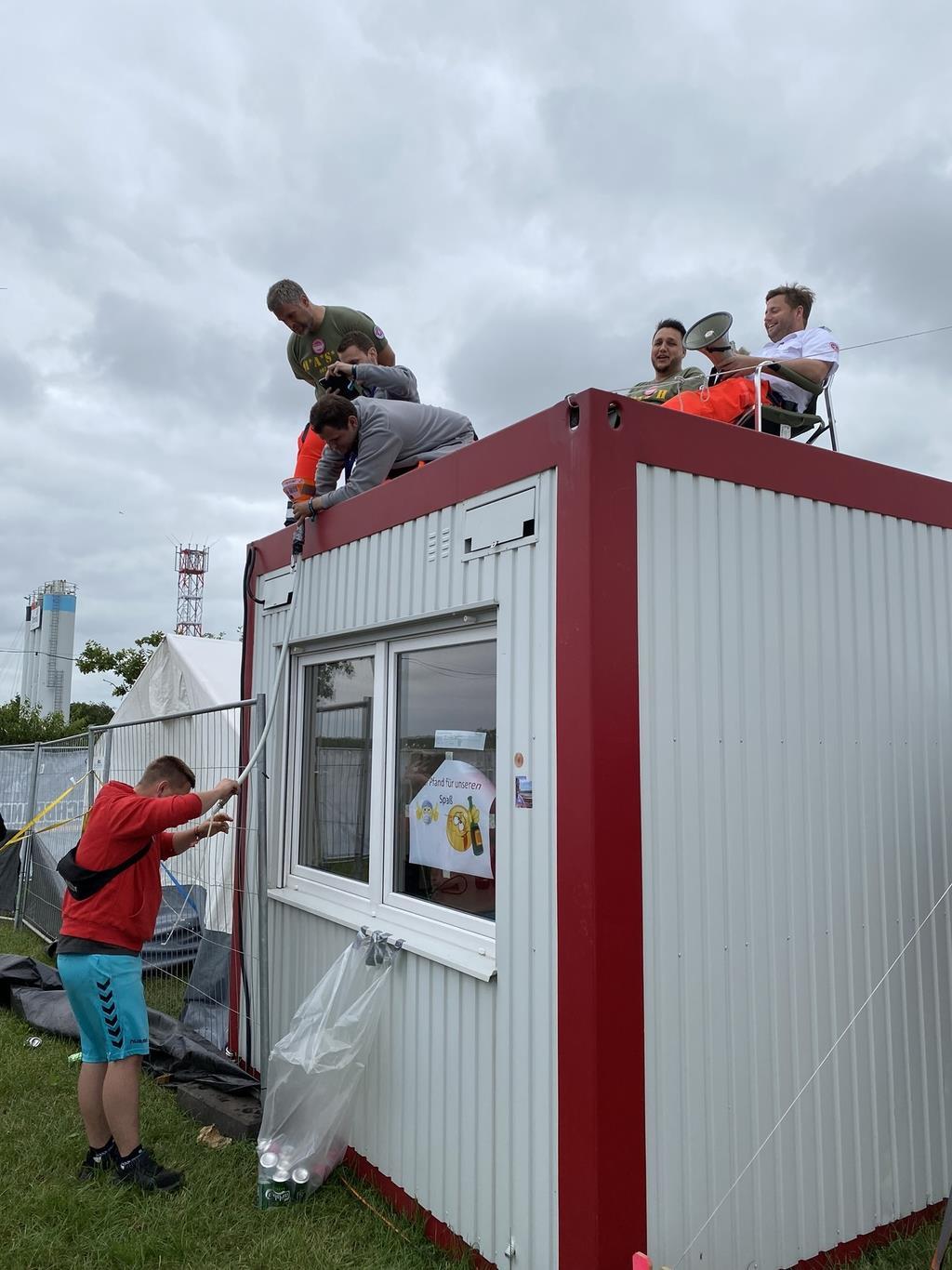 Die Johanniter auf Camp Central feiern ihre ganz eigene Party. Der Notarzt hält ...