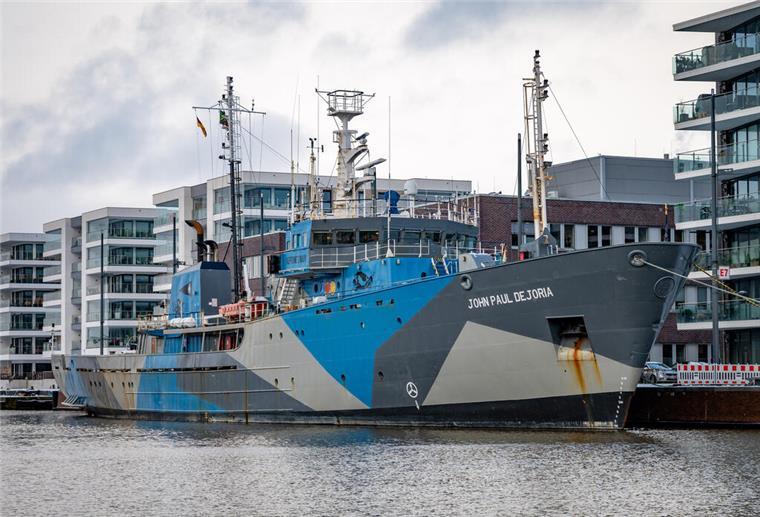 Letzte Chance! Die „John Paul DeJoria“ verlässt Bremerhaven Die „John Paul Dejoria“ von Paul Watsons „Neptuns’s Pirates“ verlässt den Neuen Hafen.