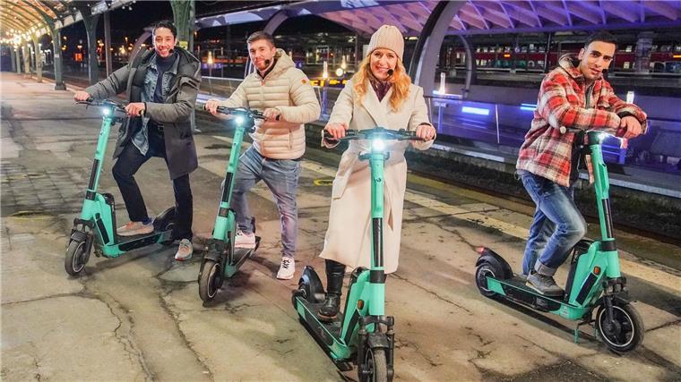 RTL lässt „Die Passion“ wiederauferstehen Die Jünger reisen auf E-Scootern durch die Stadt: René Casselly, l-r), Joey Heindle, Stefanie Hertel und Timur Ülker - eine Szene aus „Die Passion - Die größte Geschichte aller Zeiten“.