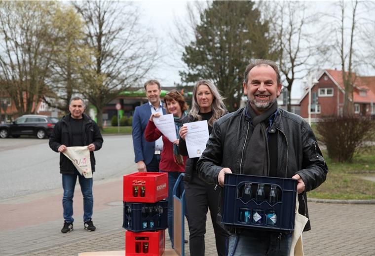 Gemeindemitarbeiter kaufen für Mitbürger in Beverstedt ein Die Jugend- und Familienförderung der Gemeinde Beverstedt bietet ab Mittwoch einen Einkaufsservice für Mitbürger an (von links): Ali Efetürk, Bürgermeister Guido Dieckmann, Kerstin John, Katharina Grundmann und Detlev Fänger.