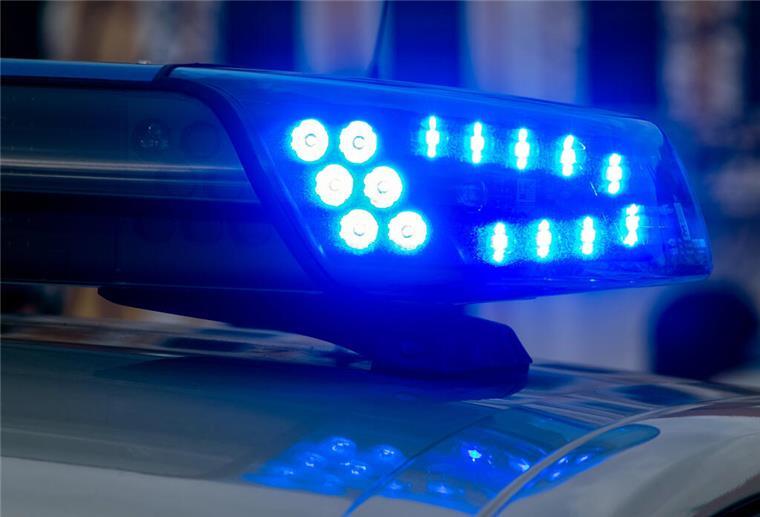  Ein Blaulicht der Polizei leuchtet auf. 