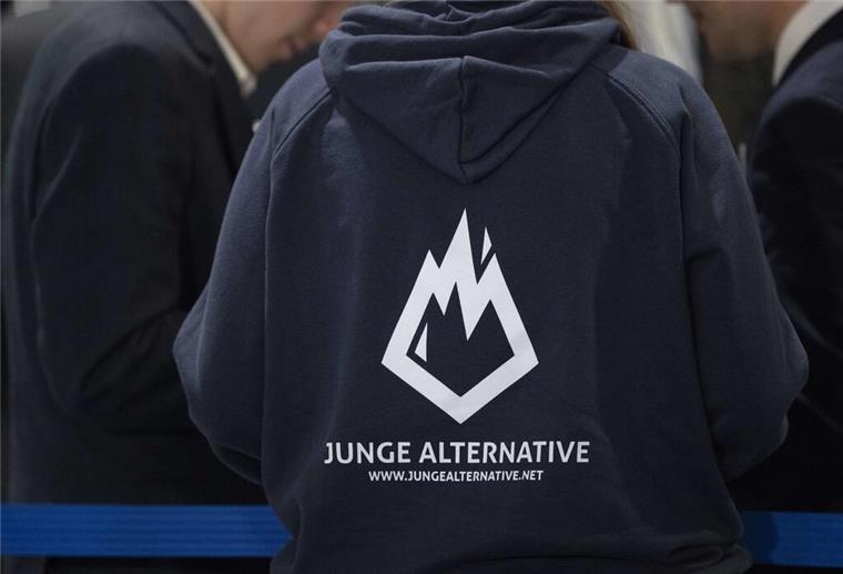 Ein Mitglied der „Jungen Alternative“ trägt einen Merch-Hoodie