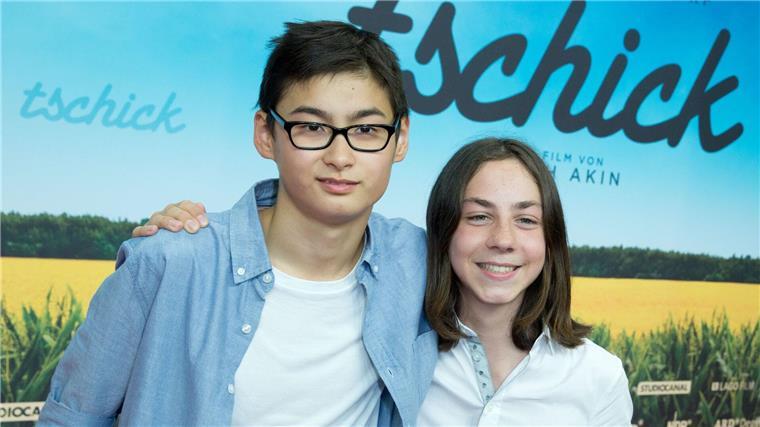 Der Trend zur raschen Bestsellerverfilmung Die Jung-Schauspieler Anand Batbileg (links) und Tristan Göbel bei der Weltpremiere des Kinofilms „Tschick“ im September 2016 in Berlin. (Archivbild)
