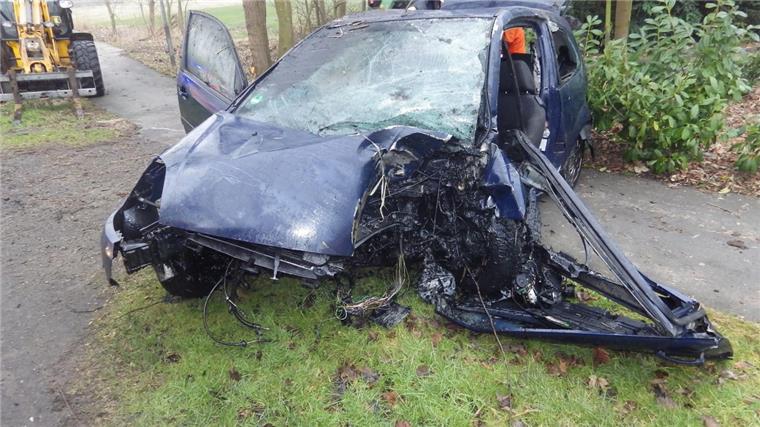 Zusammengefasst! Das war der Mittwoch im nord24-Land Die junge Fahrerin dieses Ford kam nach dem Unfall im Cuxland mit schweren Verletzungen ins Krankenhaus.