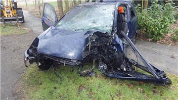 Die junge Fahrerin dieses Ford kam nach dem Unfall im Cuxland mit schweren Verletzungen ins Krankenhaus.