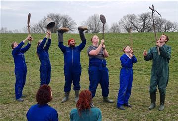 Die jungen Schauspieler erproben sich an den landwirtschaftlichen Geräten des Marschenlandes.