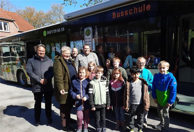 Verkehrsverbund trainiert mit Schülern richtiges Verhalten im Bus Schüler vor dem Bus