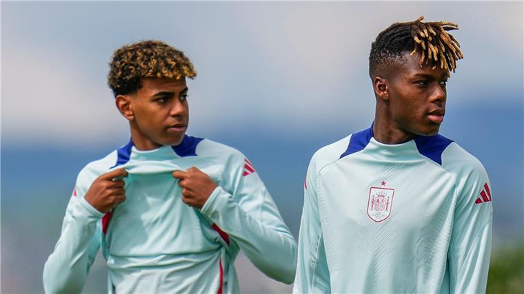 Die jungen Spanier Lamine Yamal (l) und Nico Williams haben bei der EM für viel Wirbel gesorgt.