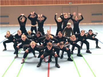 Die Junioren-Formation „The Clan“ von der Tanzschule Beer tanzt erstmals bei einer Großveranstaltung zusammen. 