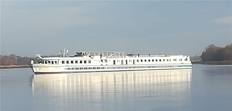 Die "Junker Jörg" liegt quer in der Elbe.